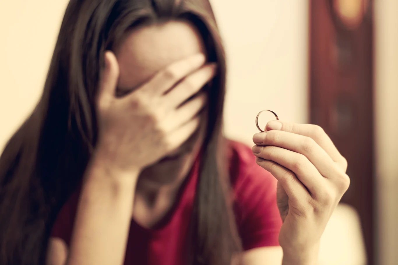 Na skutek silnego stresu fizycznego lub psychicznego może dojść do zespołu złamanego serca. Przyczyną może być m.in. utrata bliskiej osoby