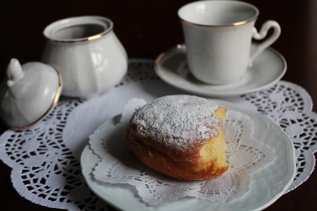 Pączki można nadziewać na kilka sposobów