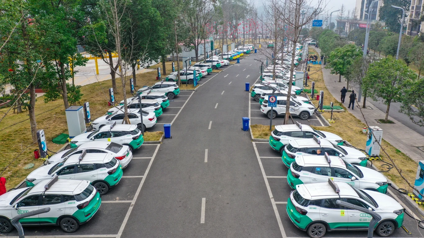 Zakaz sprzedaży aut spalinowych i przejście na napęd elektryczny może spowodować problemy z mobilnością. Tak wyglądają już dziś stacje ładowania samochodów w Chinach