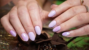 Manicure idealny dla kobiet 50+. W mig odmłodzi zniszczone, pomarszczone dłonie