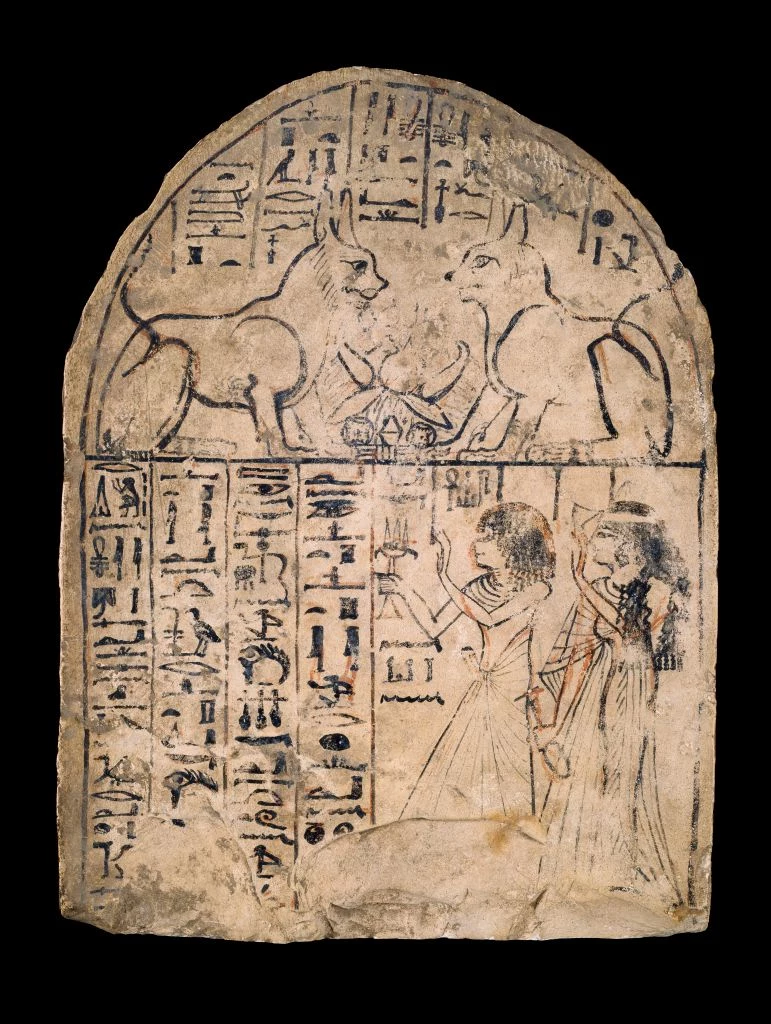 Stela egipska przedstawiająca czczenie boskich kotów