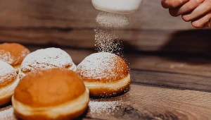 Cukiernia "Kaiser Patisserie", która zasłynęła złotymi pączkami za 100 zł sztuka, otworzy się w Toruniu (zdj. ilustracyjne)