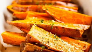 Bataty są uważane za zdrowszą alternatywę dla ziemniaków. Zawierają m.in. więcej wapnia czy witaminy E