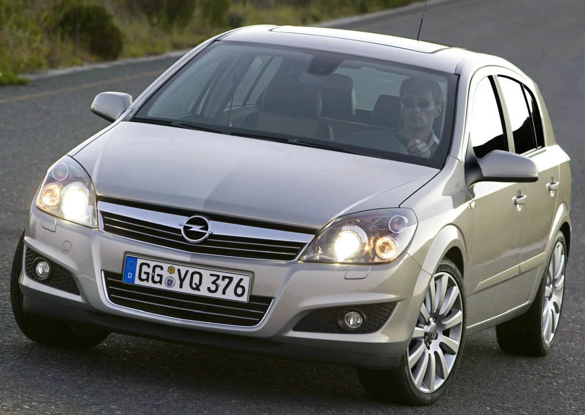 Opel Astra - liczba ogłoszeń: 59 734, średnia cena: 15 500 zł, średni przebieg: 190 000 km, średni wiek: 14,3 roku