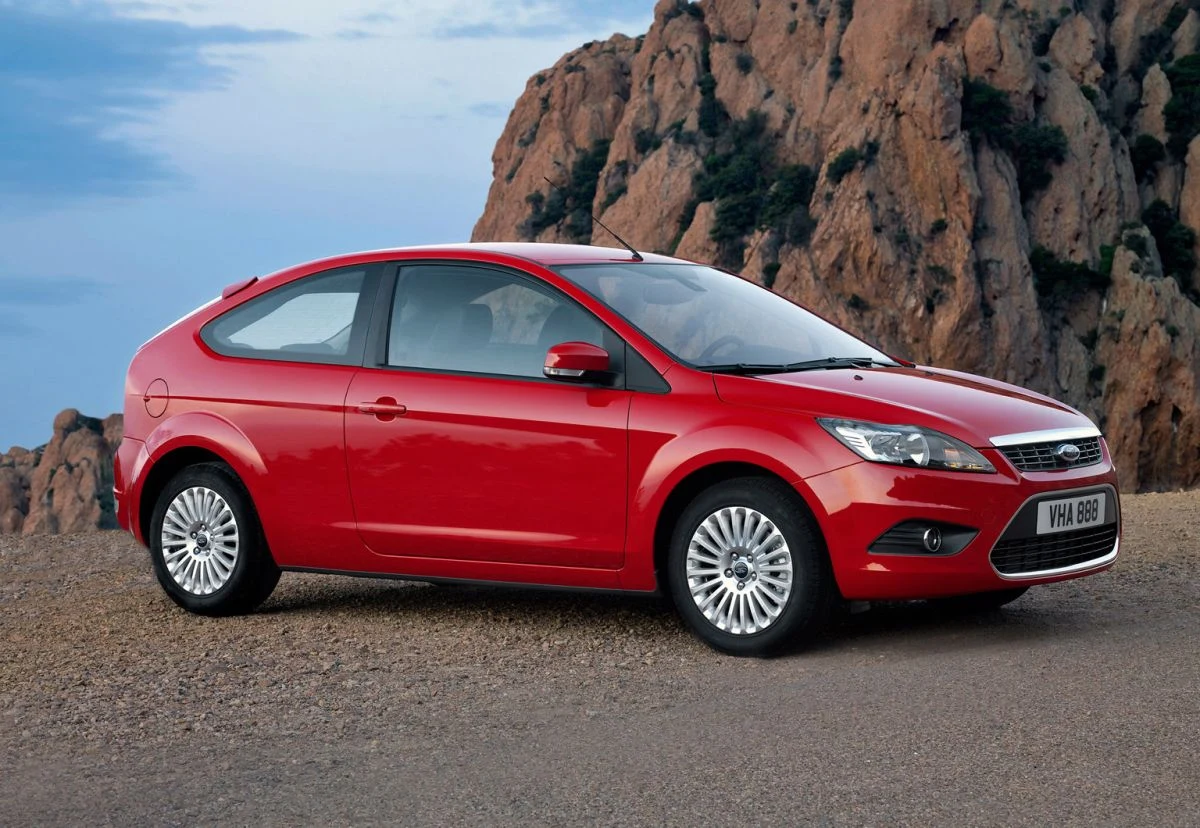 Ford Focus - liczba ogłoszeń: 39 492, średnia cena: 15 300 zł, średni przebieg: 196 tys. km, średni wiek: 13,9 roku