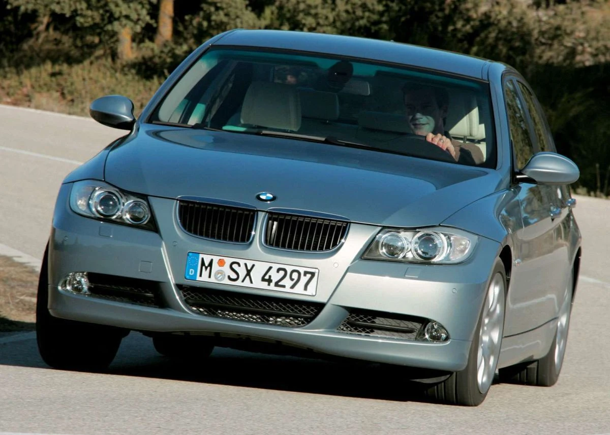 BMW serii 3 - liczba ogłoszeń: 46 793, średnia cena: 19 999 zł, średni przebieg: 236 tys. km, średni wiek: 16,5 roku