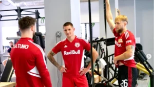 Piotr "Gatuno" Kurek w rozmowie z Interią opowiedział o wartości treningu siłowego w rozwoju młodych piłkarzy. Na zdjęciu razem z nim Patryk Klimala i Tymoteusz Puchacz
