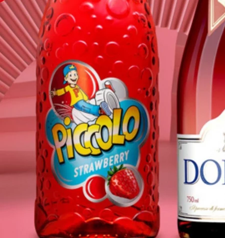 Piccolo Napój bezalkoholowy gazowany o smaku truskawkowym 750 ml
