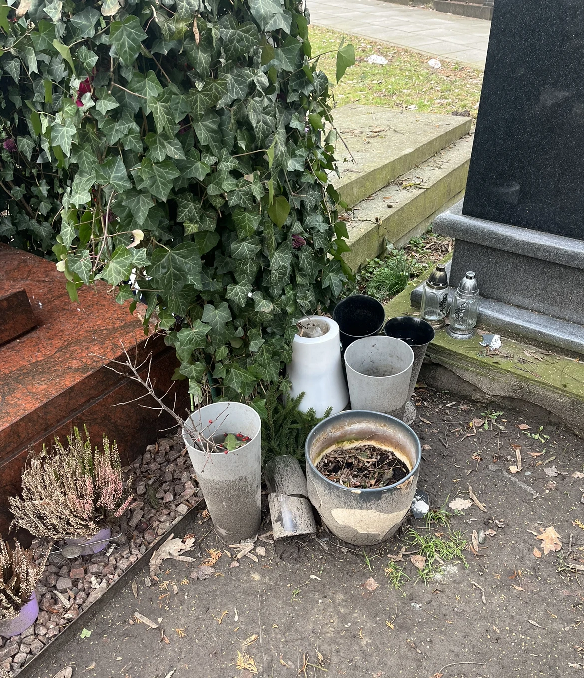 Nieestetyczny składzik za grobem Kory