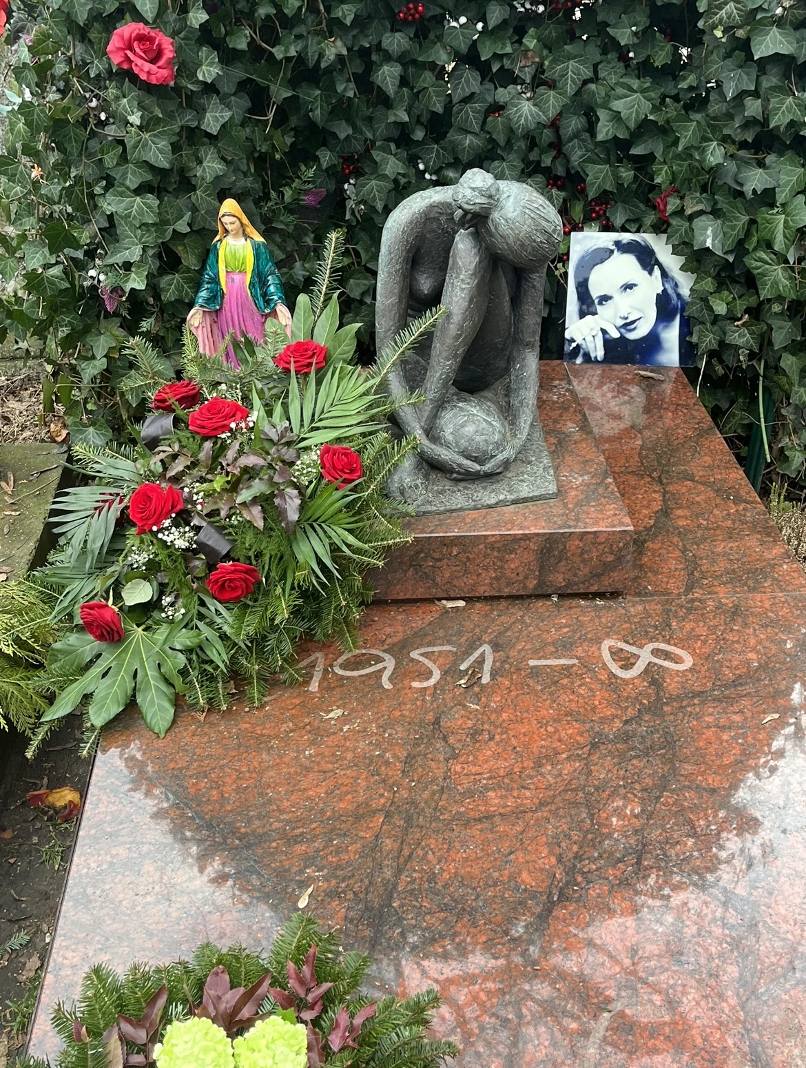 Grób Kory w walentynki