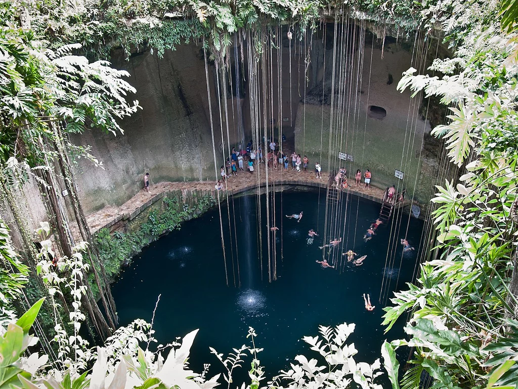 Cenota Ik Kil w pobliżu Chichén Itzá, Meksyk