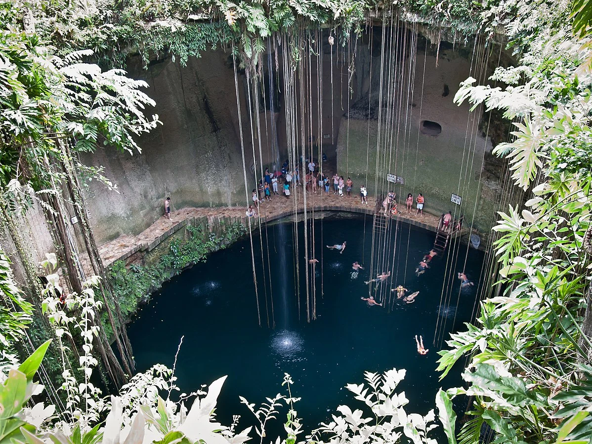 Cenota Ik Kil w pobliżu Chichén Itzá, Meksyk Cenota Ik Kil w pobliżu Chichén Itzá, Meksyk