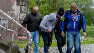 Doprowadzenie Tomasza M. do sądu. Zdjęcie archiwalne