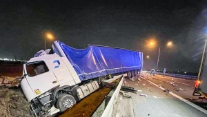 Dwie ciężarówki zderzyły się nad ranem na trasie szybkiego ruchu S8