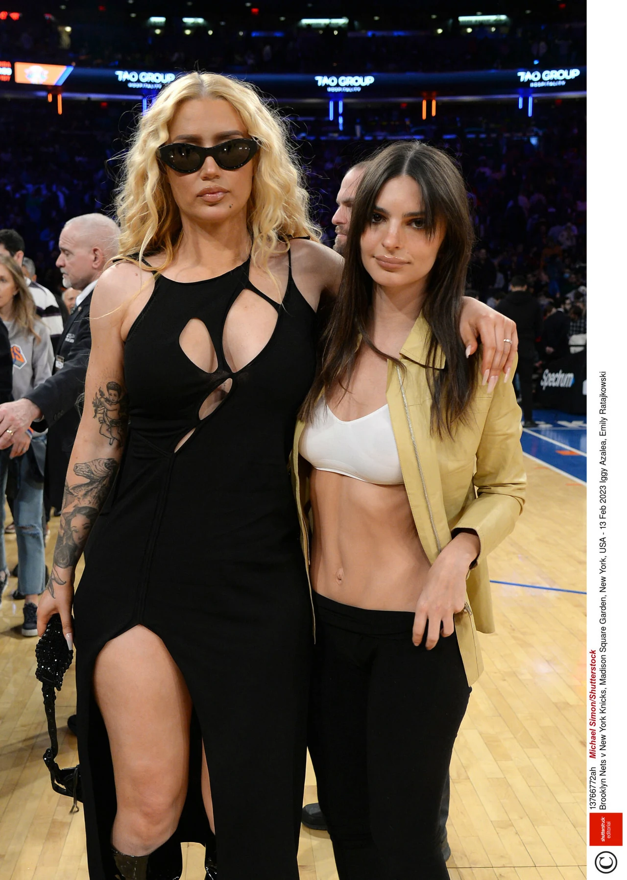 Emily Ratajkowski i Iggy Azalea na meczu New York Knicks Emily Ratajkowski i Iggy Azalea na meczu New York Knicks