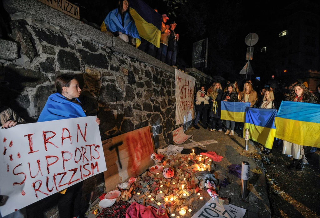 Demonstracja przed ambasadą Iranu w Kijowie przeciwko dostawom irańskiej broni do Rosji, październik 2022 Demonstracja przed ambasadą Iranu w Kijowie przeciwko dostawom irańskiej broni do Rosji, październik 2022