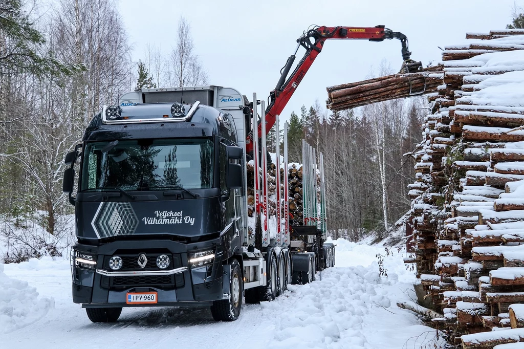 Ten zestaw zużywa średnio 56,7 l oleju napędowego na 100 km. Waży 76 ton / fot. Renault Trucks Suomi