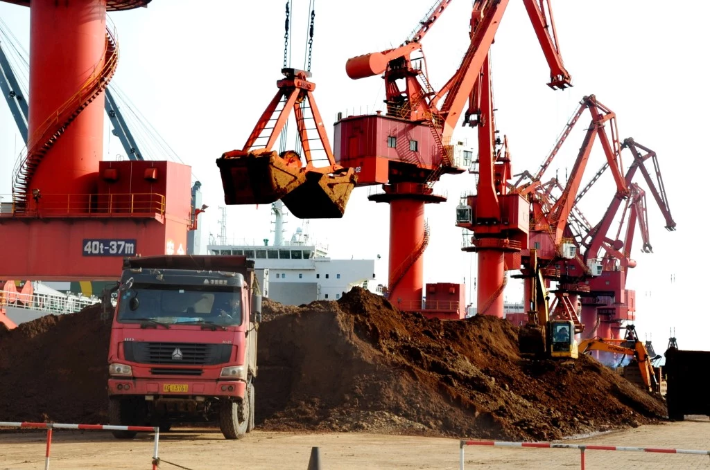 Załadunek metali ziem rzadkich na nabrzeżu portu w mieście Lianyungang, w prowincji Jiangsu we wschodnich Chinach 