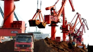 Załadunek metali ziem rzadkich na nabrzeżu portu w mieście Lianyungang, w prowincji Jiangsu we wschodnich Chinach 