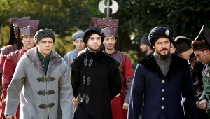 "Wspaniałe stulecie" streszczenie odcinka 232. Bajazyd przybywa do Manisy, dowiedziawszy się o problemach Selima. Książę Mustafa chce odnaleźć porwaną Mihrunnisę. Co jeszcze się wydarzy?