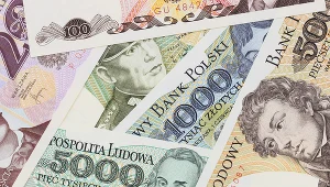 ​"Banknoty i monety z czasów Polski Ludowej cieszą się wielkim powodzeniem. Ceny nie przestają rosnąć, a aukcje kończą się rekordowymi licytacjami" - informuje "Rzeczpospolita".