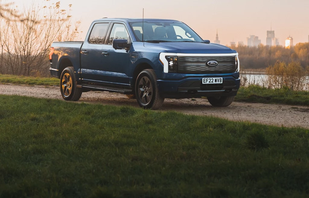 Ford wstrzymuje produkcję i dostawy modelu F-150 Lightning.