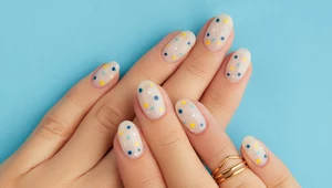 Dots nails. Najmodniejsze paznokcie na wiosnę i lato. W salonach już robią furorę 