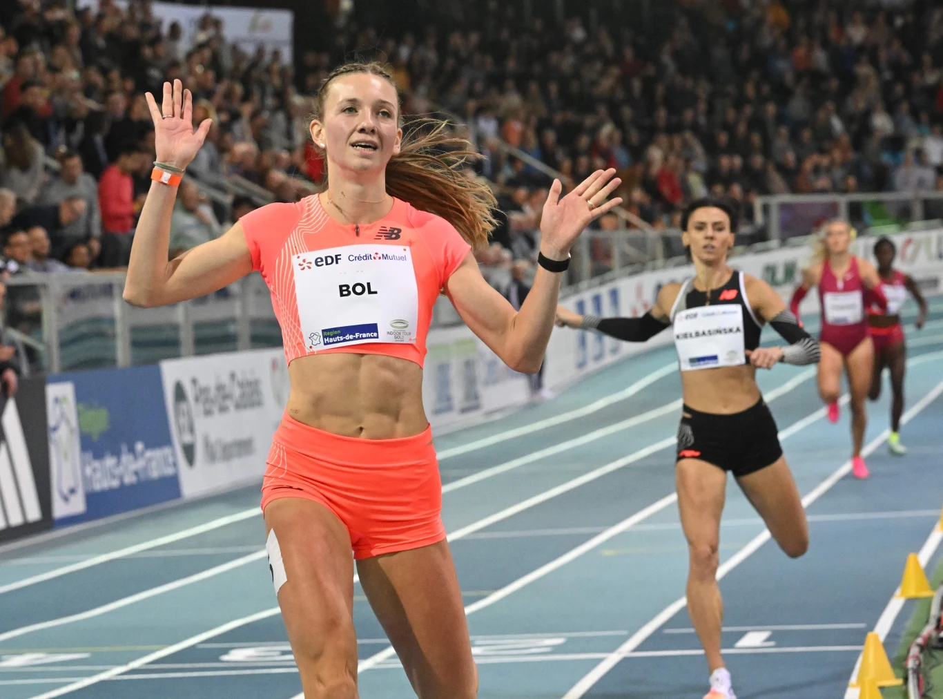 Femke Bol cieszy się na mecie, Anna Kiełbasińska tuż za nią