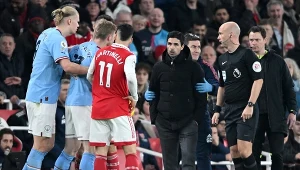 Erling Haaland powstrzymuje zdenerwowanego Kevina de Bruyne'a, w tle Mikel Arteta