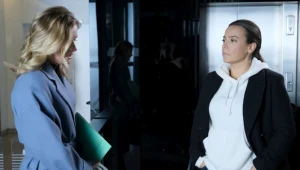 Julia (Marta Chodorowska) tuż przed podcięciem sobie żył w wannie spotka się z Magdą (Anna Mucha)