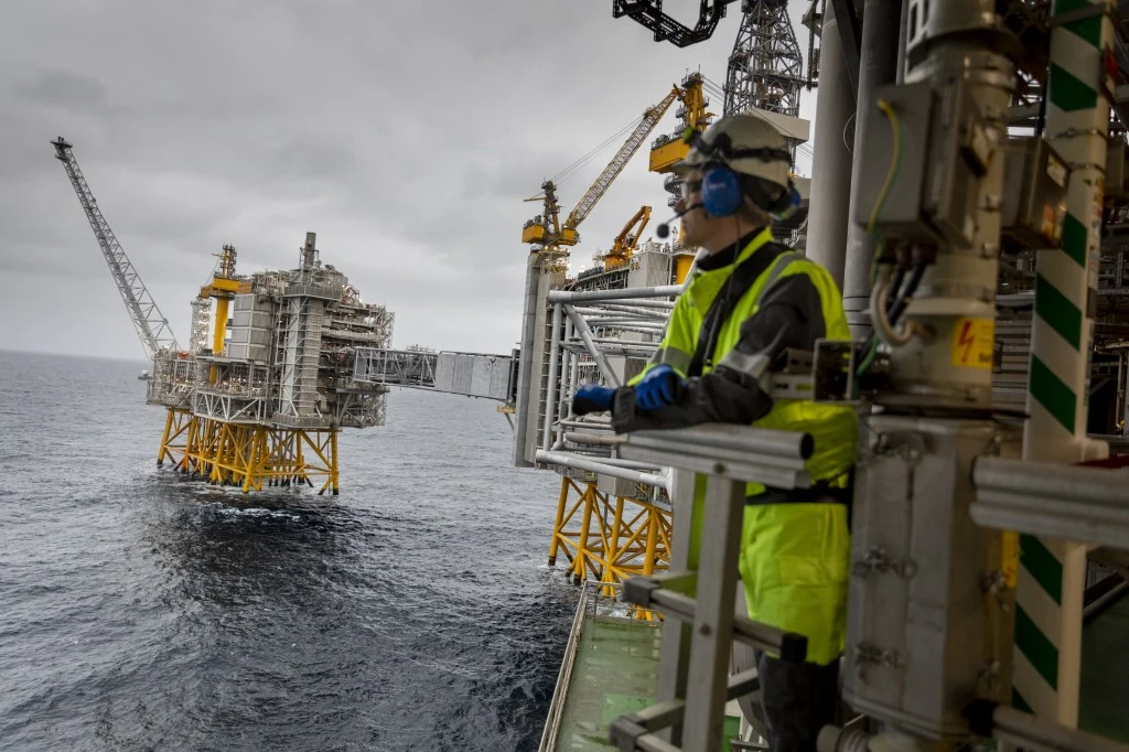 MAE oczekuje, że światowa produkcja ropy wzrośnie do 1,2 miliona baryłek dziennie w 2023 roku