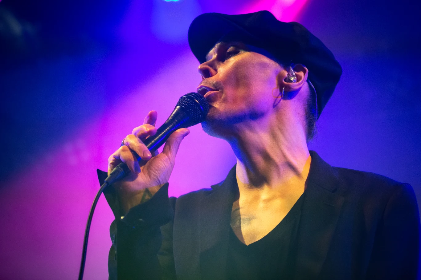 Wokalistę na scenie wspierał zespół, w którego skład wchodzą gitarzyści Mikko Virta i Sampo Sundström, basista Juho Vehmanen i perkusista Risto Rikala.