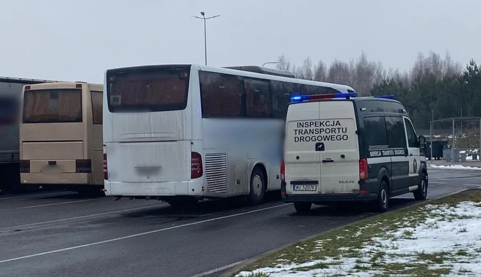 Kontrola inspektorów wykazała szereg usterek autokaru. Co gorsza, pojazd zaledwie dzień wcześniej przeszedł przegląd.