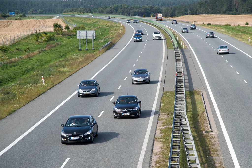 Jeśli ktoś wyprzedza z prawej strony na autostradzie to przepisy łamie nie on, a kierowca wyprzedzany. W Polsce obowiązuje ruch prawostronny, a więc jeśli jest możliwość, trzeba jechać prawym pasem