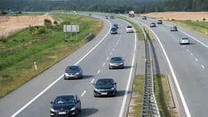 Jeśli ktoś wyprzedza z prawej strony na autostradzie to przepisy łamie nie on, a kierowca wyprzedzany. W Polsce obowiązuje ruch prawostronny, a więc jeśli jest możliwość, trzeba jechać prawym pasem