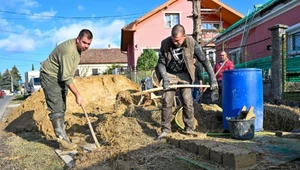 Budowę domu z ziemi w Acs, północno-zachodnie Węgry