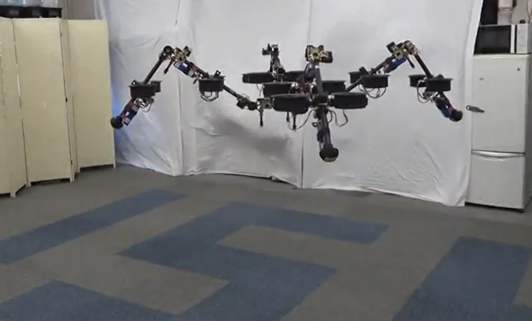 Boisz się pająków? W takim razie latakący robo-pająk SPIDAR może być koszmarem Boisz się pająków? W takim razie latakący robo-pająk SPIDAR może być koszmarem