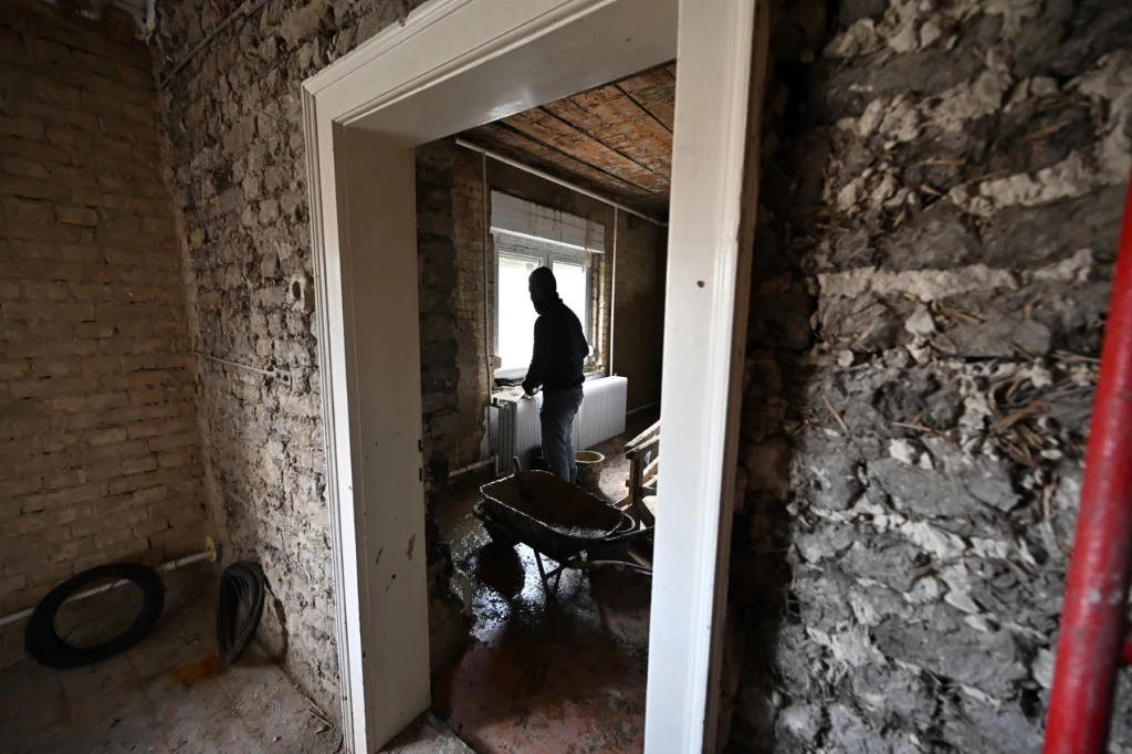 Domy z błota i słomy powracają na Węgrzech jako tania, ekologiczna alternatywa dla betonu