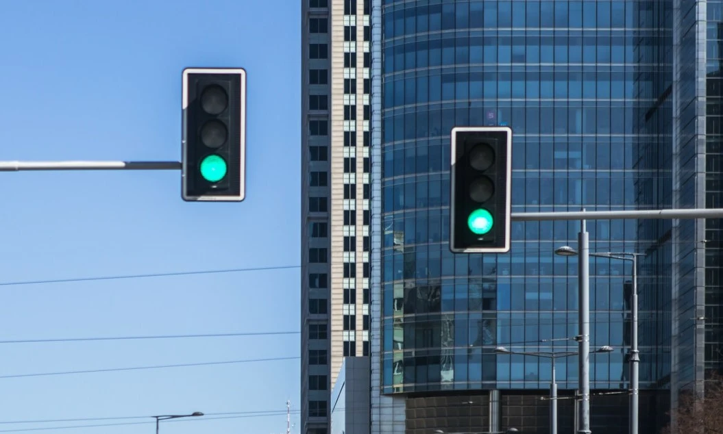 Jeśli na sygnalizacji pali się zwykłe zielone światło, a samochód znajduje się na skrajnym lewym pasie, gdzie namalowano strzałkę kierunkową w lewo - zawracanie jest dozwolone.