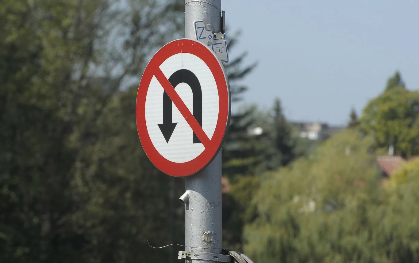 Jeśli jednak w takiej sytuacji przed skrzyżowaniem znajduje się znak B-23, zawracanie jest zabronione.