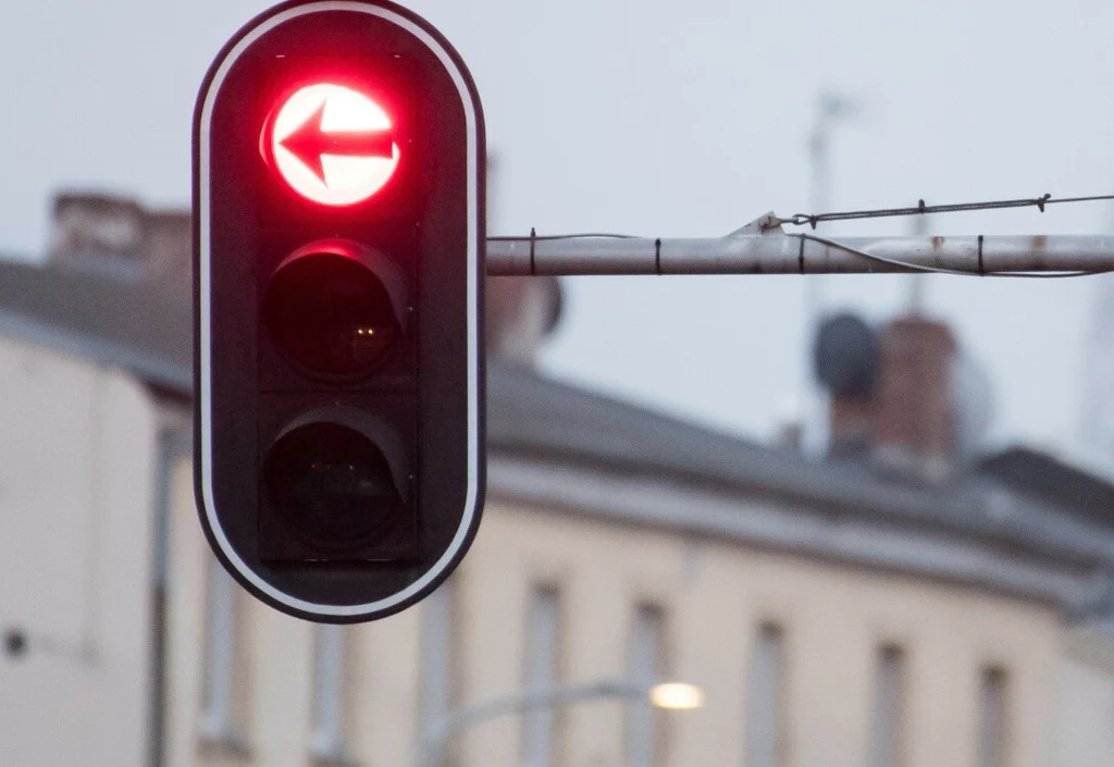 Jeśli przy lewym pasie znajduje się sygnalizator kierunkowy S-3, zezwalający na skręt w lewo, zawracanie jest zabronione.