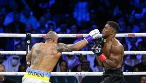 Anthony Joshua w walce z Ołeksandrem Usykiem