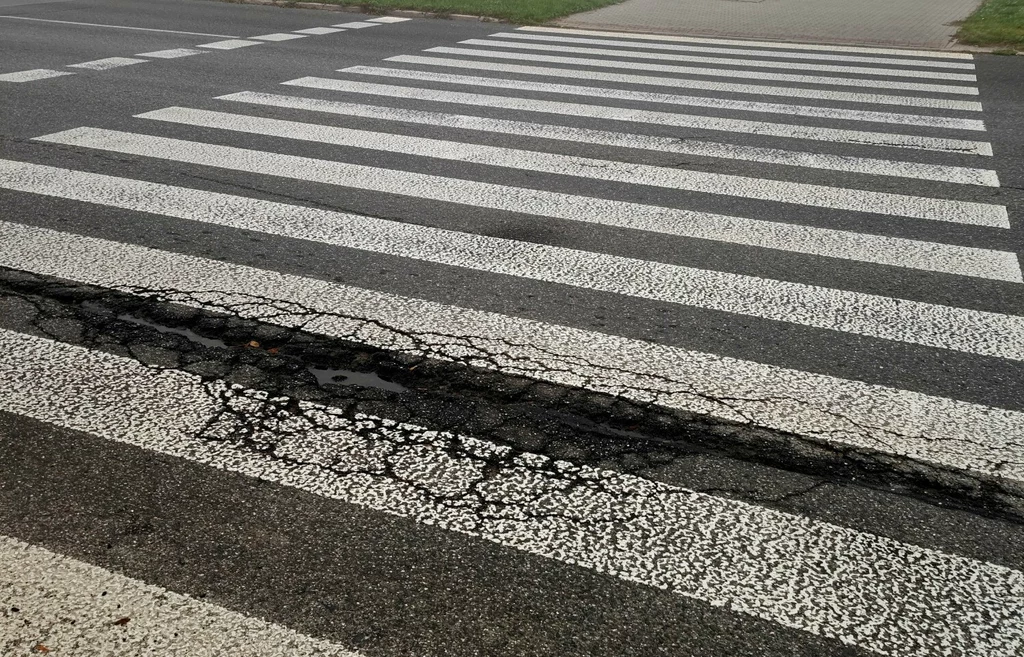 Niektórzy nie pamiętają, że pieszy wchodzący na drogę nie zawsze ma pierwszeństwo przed pojazdem.