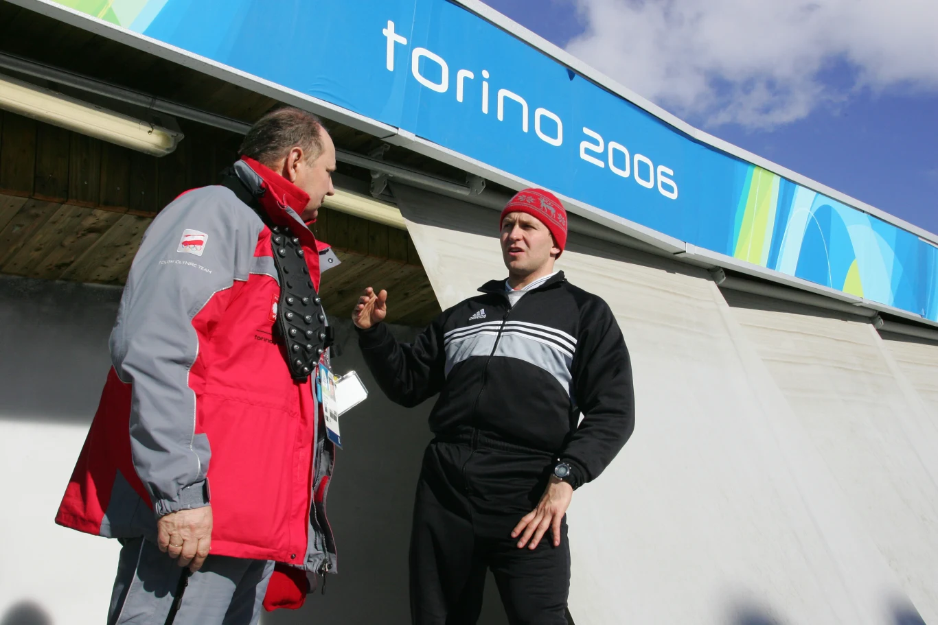 Andrzej Żyła (po lewej) w rozmowie z Dawidem Kupczykiem na olimpijskim torze w Turynie Andrzej Żyła (po lewej) w rozmowie z Dawidem Kupczykiem na olimpijskim torze w Turynie
