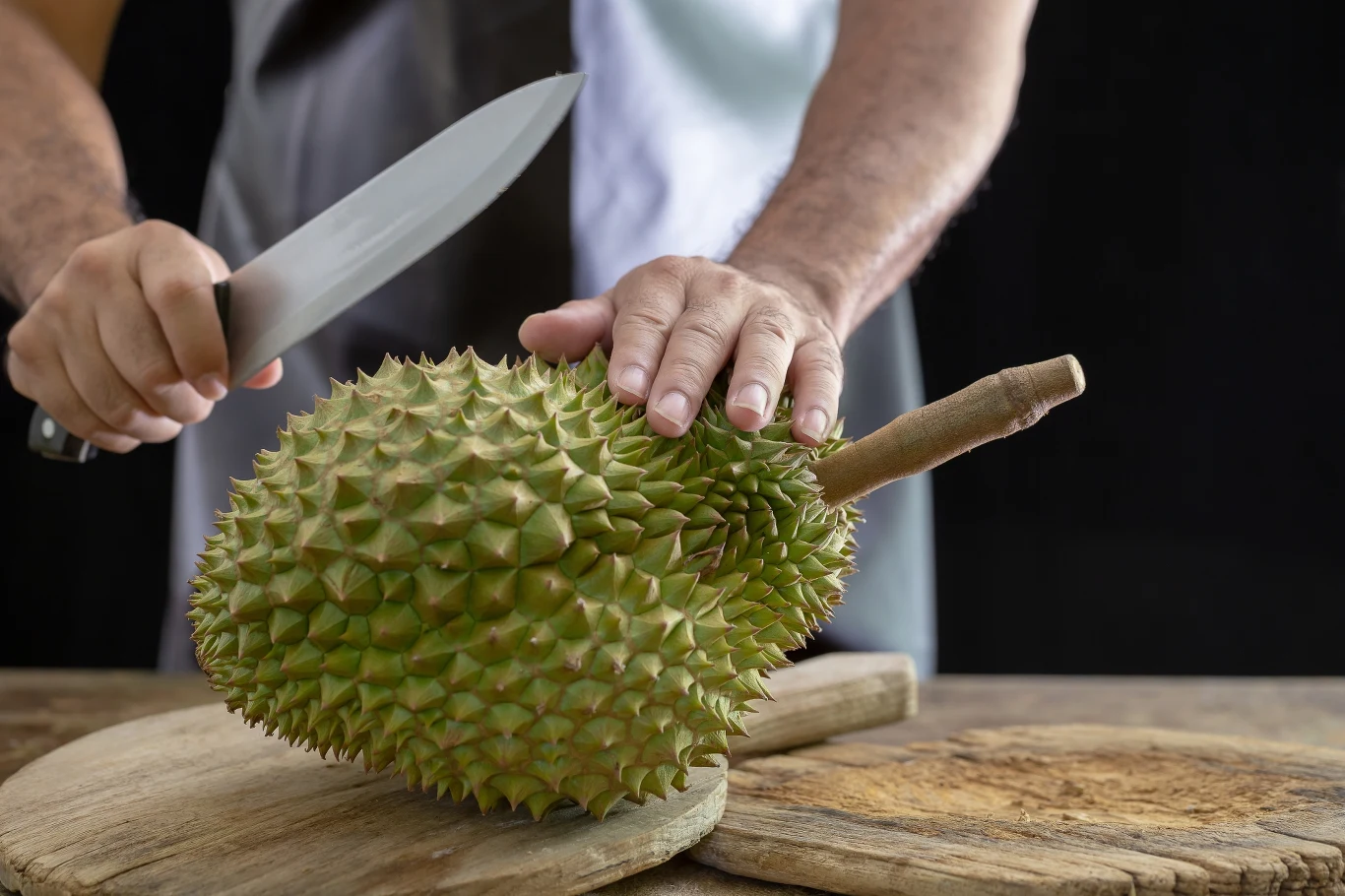 Durian uznawany jest za najbardziej śmierdzący owoc na świecie. Mimo to nie brakuje chętnych, by go spróbować Durian uznawany jest za najbardziej śmierdzący owoc na świecie. Mimo to nie brakuje chętnych, by go spróbować