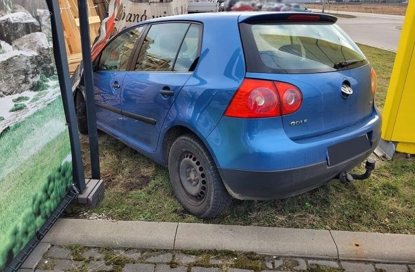 Złodzieje wykorzystali fakt, że właściciel samochodu zostawił kluczyki w stacyjce.