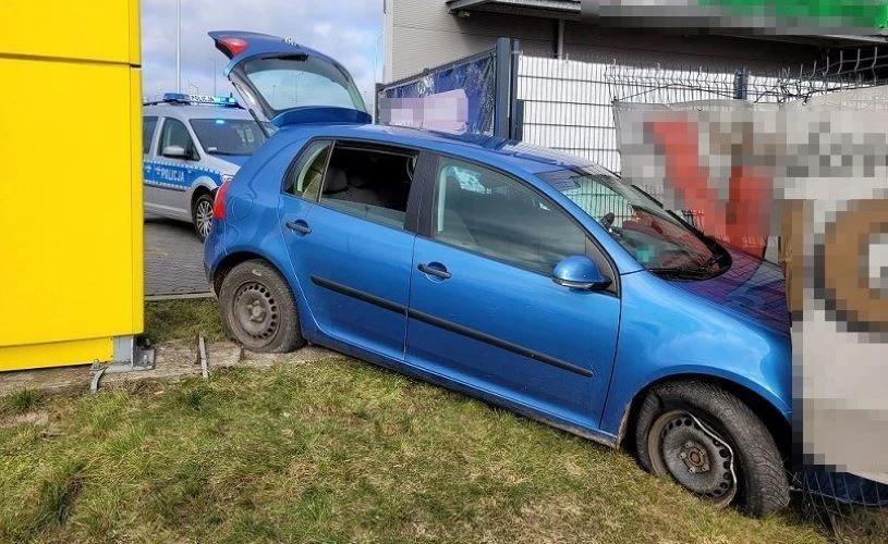 Kierowca skradzionego Volkswagena stracił w końcu panowanie nad pojazdem i uderzył w ogrodzenie jednej z posesji.