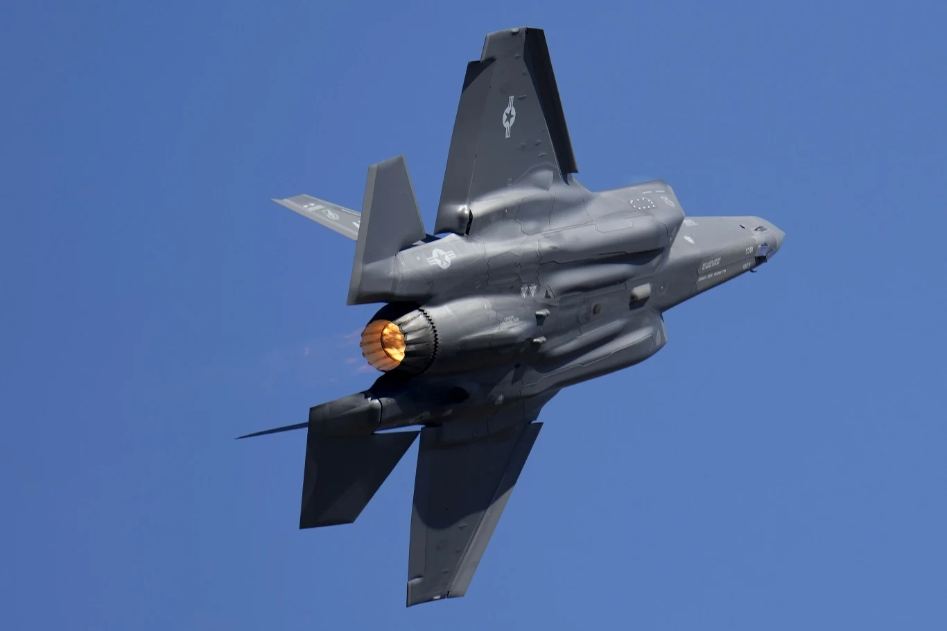 Amerykański myśliwiec wielozadaniowy F-35 Błyskawica, które Turcy chcą zastąpić nowym modelem dronów Bayraktar - TB3. Amerykański myśliwiec wielozadaniowy F-35 Błyskawica, które Turcy chcą zastąpić nowym modelem dronów Bayraktar - TB3.
