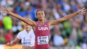 Anna Hall, w tle Adrianna Sułek