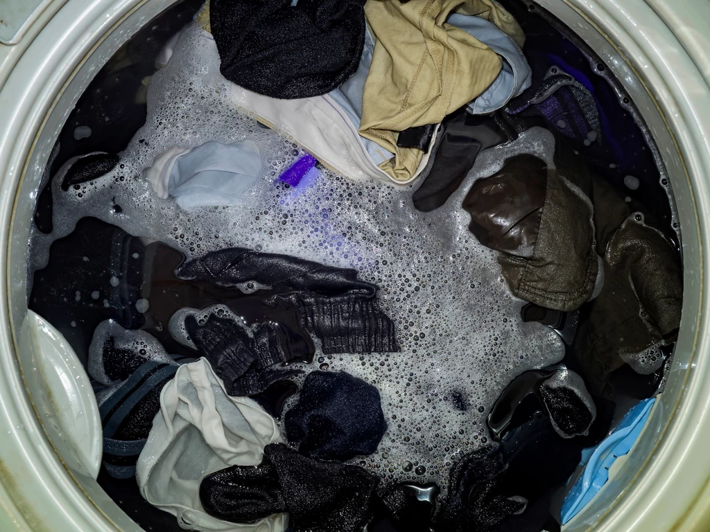 Po zastosowaniu chemicznego odplamiania, ubrania należy wyprać w pralce